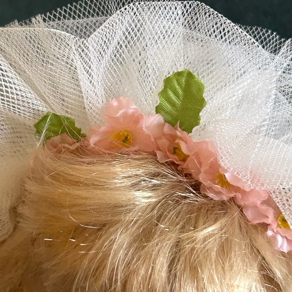 👀 HUGE SALE! VINTAGE PORCELAIN BRIDE DOLL WITH STAND VEIL, BOUQUET/TIE SHOES - Picture 8 of 11